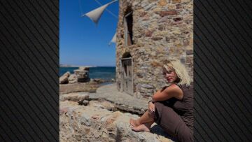 Η Ελεωνόρα Ζουγανέλη φωτογραφίζεται στους ανεμόμυλους της Χίου