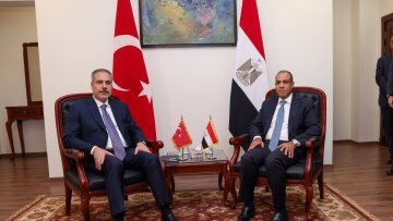 Κάλεσμα συνεργασίας των μουσουλμανικών κρατών κατά του σχεδίου κατάληψης της Γάζας από το Ισραήλ, έστειλε ο Φιντάν από την Αίγυπτο
