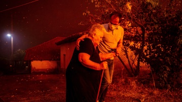 Μάχη με τις αναζωπυρώσεις στην Ηλεία - Εφιαλτική νύχτα για τους κατοίκους στο Χελιδόνι