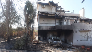 Σε ύφεση τα πύρινα μέτωπα σε Ανατολική Αττική και Ηλεία, μάχη με τις αναζωπυρώσεις - 385 απεγκλωβισμοί