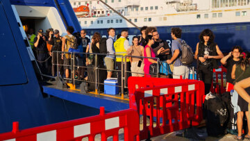 Άναψαν τα αίματα στον Πειραιά - Επιβάτες εμπόδισαν τον απόπλου πλοίου για Κυκλάδες όταν τους απαγορεύτηκε η επιβίβαση