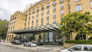 Η πολυτέλεια στο Λονδίνο γίνεται προσιτή: Πέφτουν οι τιμές στα πεντάστερα ξενοδοχεία – Πόσα θα πληρώσετε