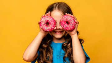 Ποια επικίνδυνα τρόφιμα υπερκαταναλώνουν παιδιά και έφηβοι – Τι δείχνουν τα στοιχεία