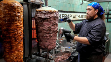 Ανησυχία στη Γερμανία για πιθανή έλλειψη και αυξήσεις τιμών στο κεμπάπ
