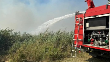 Συνεχίζεται η μάχη με τις φλόγες στη νότια Αλβανία - Δύο αεροσκάφη έστειλε η Ελλάδα