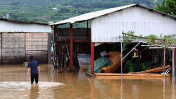 Καταρρακτώδεις βροχές και πλημμύρες στη νότια Ιαπωνία - Πάνω από 3 εκατ. άνθρωποι έχουν κληθεί να εγκαταλείψουν τα σπίτια τους
