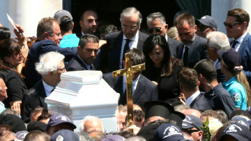 Ράγισαν καρδιές στο τελευταίο αντίο στη Λένα Σαμαρά - «Μαζί της θα είμαστε, δίπλα στο φως της» είπε στον αποχαιρετισμό του ο πατέρας της