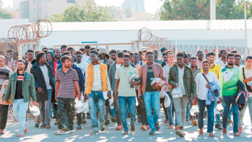 Μεταναστευτικό: Μειώνονται 30% οι συμβάσεις για τη σίτιση και το όριο «ανηλικότητας» ανδρών στα 16 χρόνια