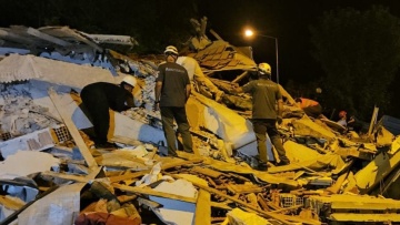 Ένας νεκρός και 29 τραυματίες από τον σεισμό των 6,1 Ρίχτερ στην Τουρκία: Τουλάχιστον 16 κτίρια κατέρρευσαν - Δείτε βίντεο
