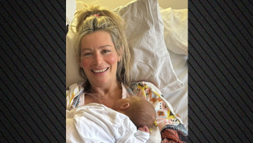 Η Άριελ Κωνσταντινίδη φωτογραφίζεται αγκαλιά με την κόρη της