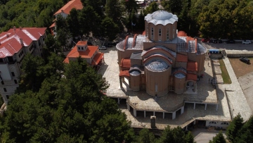 Συρρέουν οι προσκυνητές στην Παναγία Σουμελά στο Βέρμιο - Μέχρι και Έλληνες που ζουν στην Ινδία προσέρχονται για προσκύνημα