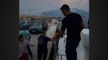 Μαίνεται η μεγάλη φωτιά στη Χίο: Απεγκλωβίστηκαν δεκάδες πολίτες από παραλίες - 16 εκκενώσεις οικισμών, δείτε βίντεο