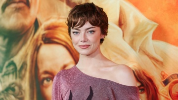 Η Έμα Στόουν αποκάλυψε τον λόγο που έκλαψε πριν ξυρίσει το κεφάλι της για την ταινία «Bugonia» του Γιώργου Λάνθιμου