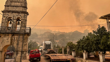 Φωτιά στη Ζάκυνθο: Ζημιές σε σπίτια από την πυρκαγιά, τεράστια μάχη με τις φλόγες - Δείτε βίντεο και φωτογραφίες