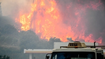 «Μεγάλο το μέτωπο στο Πλατάνι, η φωτιά κατευθύνεται προς την Πάτρα», λέει ο αντιπεριφερειάρχης Αχαΐας