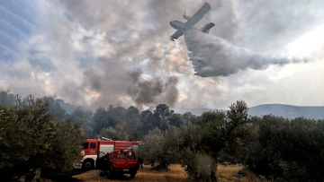 Φωτιά τώρα σε Κεφαλονιά, Φωκίδα, Βόνιτσα καιΖάκυνθο - Εκκενώθηκαν οικισμοί, διακοπές ρεύματος, δείτε βίντεο