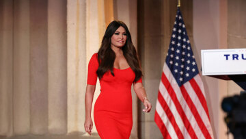 «Ένα καλοκαίρι στην Ελλάδα δίνει 10 χρόνια ζωής» και «Παναγία Θεοτόκε»  Οι αναρτήσεις της Κίμπερλι πριν έλθει στην Αθήνα
