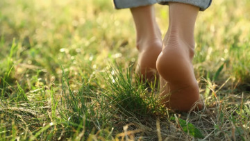 Δυναμώστε τα άκρα σας με μια απλή καθημερινή ρουτίνα που χαρίζει φτερά στα πόδια σας