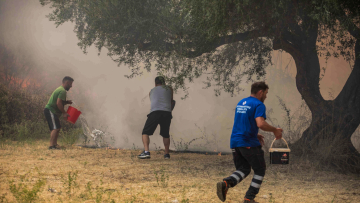 Η τιτάνια μάχη πυροσβεστών και εθελοντών στα πύρινα μέτωπα - Βοηθούν μέχρι και με κουβάδες, δείτε φωτογραφίες