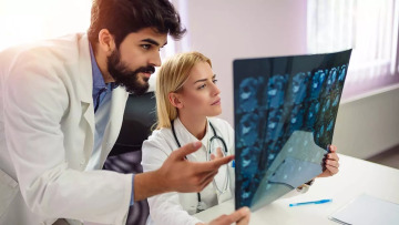 Προσβλήθηκε από επικίνδυνο μύκητα στον εγκέφαλο μετά από τροχαίο – Η θεραπεία που του έσωσε τη ζωή