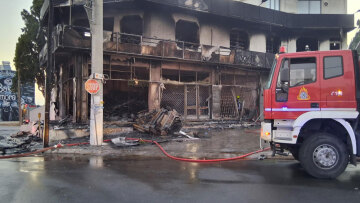 Κορωπί: Με μεγάλη ταχύτητα «καρφώθηκε» στο κατάστημα ο οδηγός που έχασε τη ζωή του