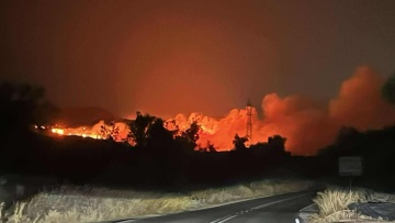 Φωτιά τώρα στα Μέγαρα: Περιορίστηκε το μέτωπο που ξέσπασε τα ξημερώματα - Ισχυρές δυνάμεις στην περιοχή, ήχησε και το 112
