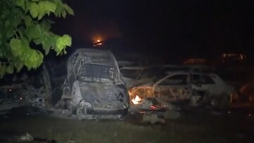 Φωτιά στην Αχαΐα: Οι φλόγες πέρασαν από μάντρα με κατεσχεμένα αυτοκίνητα, εκατοντάδες έγιναν στάχτη
