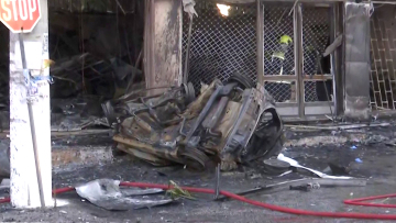 Τραγωδία στο Κορωπί: ΙΧ έπεσε σε κατάστημα και προκάλεσε φωτιά - Νεκρός ο οδηγός