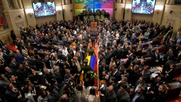 Χιλιάδες πολίτες της Κολομβίας απέτισαν ύστατο φόρο τιμής στον δολοφονημένο γερουσιαστή Ουρίμπε 