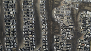 Εικόνες καταστροφής από τη φωτιά σε δυτική Ελλάδα και Χίο – Στάχτη έγιναν σπίτια, αυτοκίνητα, επιχειρήσεις και δάση