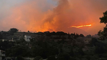 Ακόμη μία δύσκολη νύχτα για Πάτρα και Χίο, μάχη με τις φλόγες - Σε ύφεση η φωτιά σε Πρέβεζα, Άρτα και Κεφαλονιά, χωρίς ενεργό μέτωπο στη Ζάκυνθο