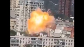 Ρωσία - Βίντεο: Η στιγμή που ουκρανικό drone καμικάζι «σκάει» σε συγκρότημα κτιρίων στο Ροστοφ-ον-Ντον 