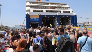 Κορυφώνεται η έξοδος των αδειούχων του Αυγούστου: Πάνω από 81.000 επιβάτες σε τέσσερις ημέρες από Πειραιά, Ραφήνα και Λαύριο