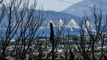 Μετά από 48 ώρες στις φλόγες, η Αχαΐα μετράει τις πληγές της - Δείτε φωτογραφίες και βίντεο
