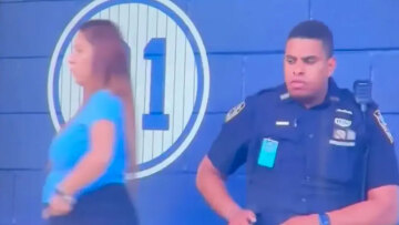 Αστυνομικός στη Νέα Υόρκη έγινε viral για το «τσεκάρισμα» γυναίκας φιλάθλου σε αγώνα μπέιζμπολ - Δείτε βίντεο