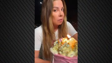 Η Άντζελα Δημητρίου σβήνει τα κεράκια της τούρτας της - «Χρόνια μου πολλά» είπε