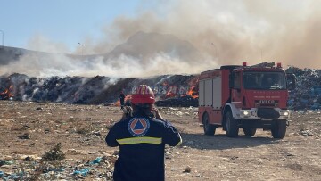 Φωτιά τώρα στον ΧΥΤΑ της Νάξου - Δείτε βίντεο
