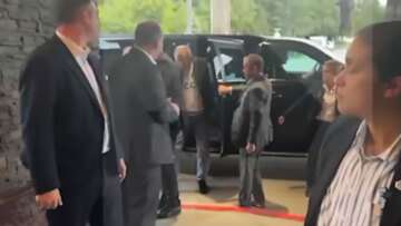 Σεργκέι Λαβρόφ: Γιατί φόρεσε φούτερ «ΕΣΣΔ» πριν το τετ α τετ Τραμπ-Πούτιν - Τα μηνύματα που ήθελε να στείλει
