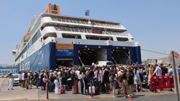 Φεύγουν και οι τελευταίοι εκδρομείς του Δεκαπενταύγουστου από τα λιμάνια της Αττικής
