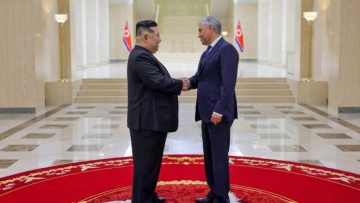 Ο πρόεδρος της Κρατικής Δούμας συνάντησε τον Κιμ Γιονγκ Ουν στη Βόρεια Κόρεα 