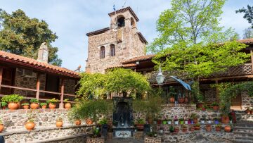 11 επιβλητικά μοναστήρια σε νησιά της Ελλάδας