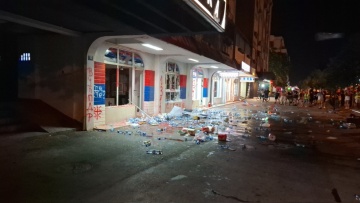 Διαδηλωτές στη Σερβία προκάλεσαν εκτεταμένες ζημιές σε γραφεία του κυβερνώντος κόμματος στην πόλη Νόβι Σαντ 