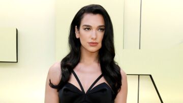 Η Ντούα Λίπα έκανε γιόγκα πάνω σε ένα SUP κατά τη διάρκεια των διακοπών της