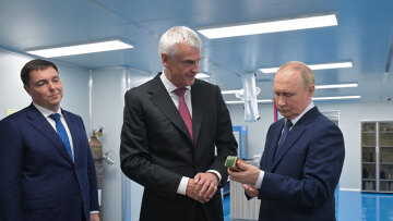 Πούτιν: Σε εργοστάσιο ιχθυελαίου πριν τη συνάντηση με τον Τραμπ - H κίνηση γοητείας προς τον Αμερικανό πρόεδρο