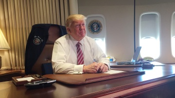 Η Ουκρανία θα αποφασίσει για την ανταλλαγή εδαφών, λέει ο Τραμπ πριν τη συνάντησή με τον Πούτιν στην Αλάσκα