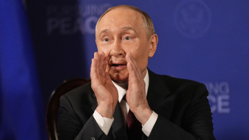 Ομοβροντία ερωτήσεων στον Πούτιν λίγο πριν τη συνάντηση με τον Τραμπ στην Αλάσκα - Το βίντεο με την αντίδρασή του