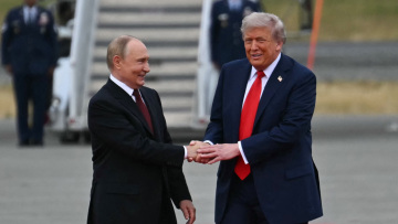 Η «χορογραφία» Τραμπ και Πούτιν στη βάση της Αλάσκας - Τα μετρημένα βήματα στο κόκκινο χαλί και το χειροκρότημα