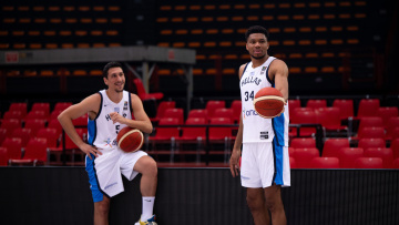 Η φιλική φάπα του Γιάννη Αντετοκούνμπο στον Λαρεντζάκη και η... απειλή του Φουρνιέ - Δείτε βίντεο 