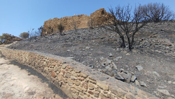 Μικρές φθορές από τη φωτιά στο βυζαντινό ναό του Αγίου Γεωργίου και στο Κάστρο της Βολισσού στη Χίο, δείτε φωτογραφίες