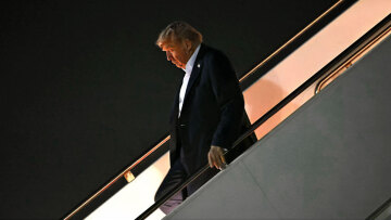 Επέστρεψε ο Τραμπ στην Ουάσινγκτον - Χωρίς γραβάτα και με σκυμμένο κεφάλι κατέβηκε από το Air Force One, δείτε βίντεο
